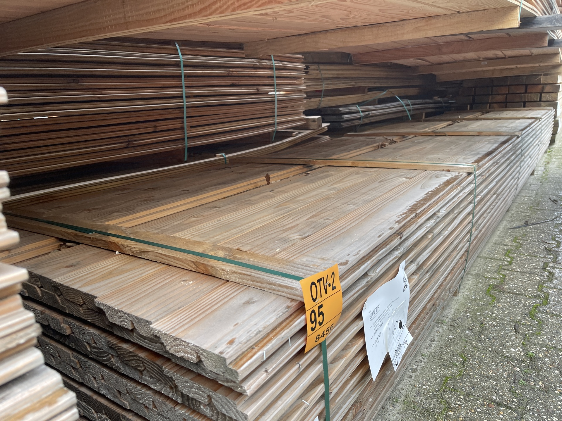 Ca. 95x Douglas Dubbele Rhombus, 25x137mm, lengte 500cm